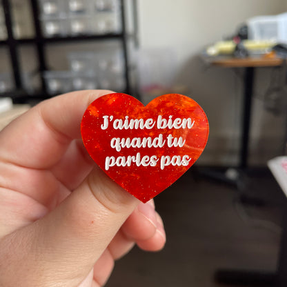 [CONTRÔLE TECHNIQUE] Broche "J'aime bien quand tu parles pas" en acrylique marbrée orange à paillettes