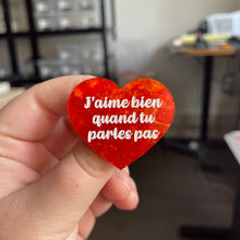 Charger l&#39;image dans la galerie, [CONTRÔLE TECHNIQUE] Broche &quot;J&#39;aime bien quand tu parles pas&quot; en acrylique marbrée orange à paillettes