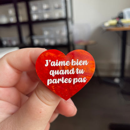 [CONTRÔLE TECHNIQUE] Broche "J'aime bien quand tu parles pas" en acrylique marbrée orange à paillettes