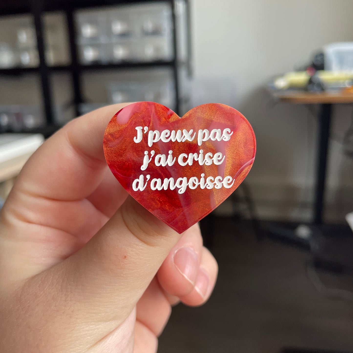 [CONTRÔLE TECHNIQUE] Broche "J'peux pas j'ai crise d'angoisse" en acrylique marbrée rouge et dorée