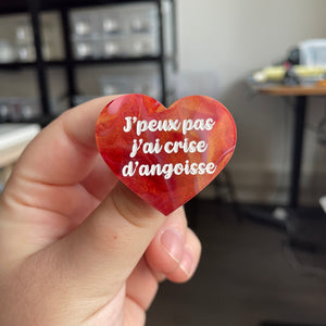 [CONTRÔLE TECHNIQUE] Broche "J'peux pas j'ai crise d'angoisse" en acrylique marbrée rouge et dorée