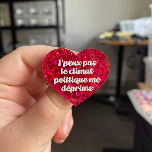 [CONTRÔLE TECHNIQUE] Broche "J'peux pas le climat politique me déprime" en acrylique à paillettes rouges