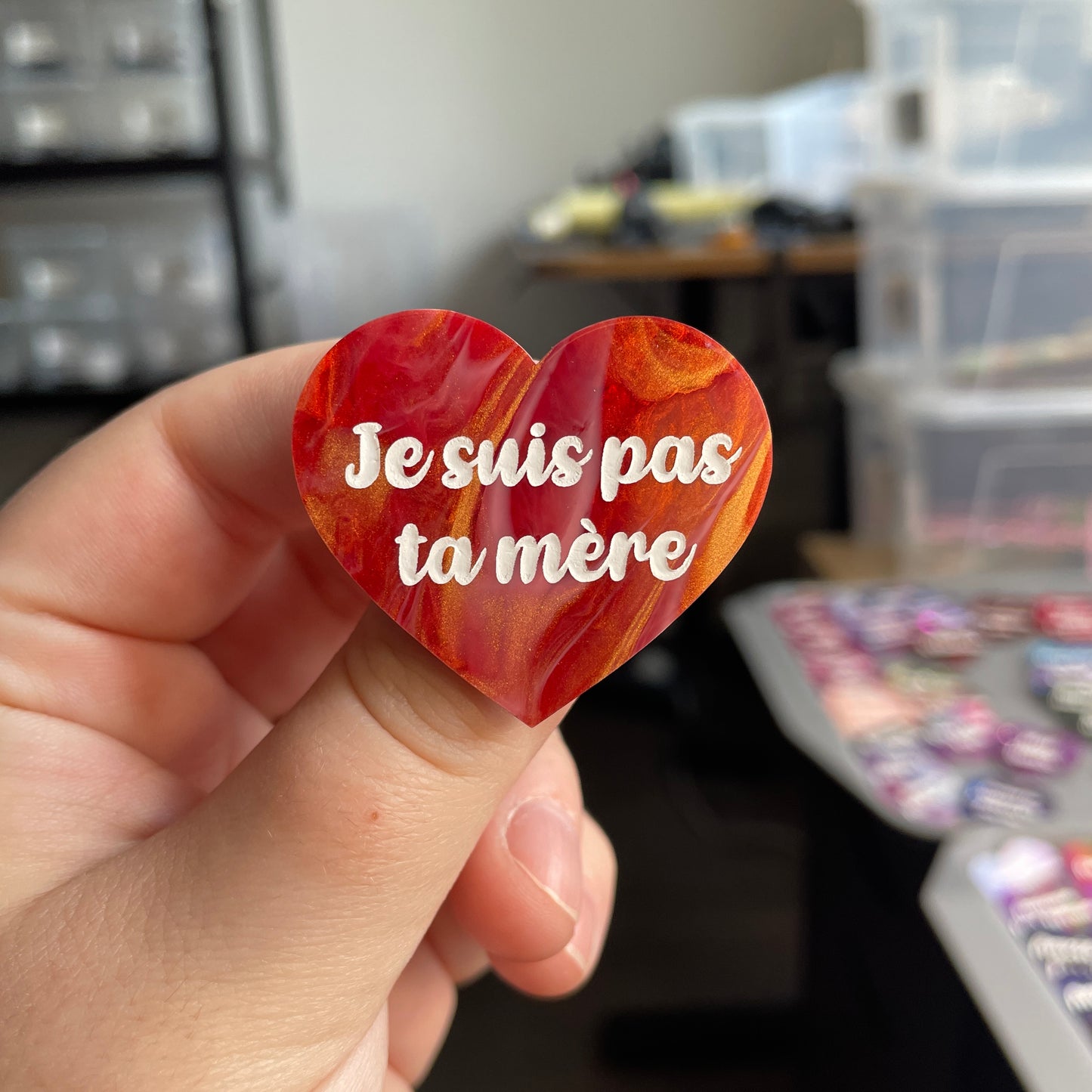 [CONTRÔLE TECHNIQUE] Broche "Je suis pas ta mère" en acrylique marbrée rouge, blanche et dorée