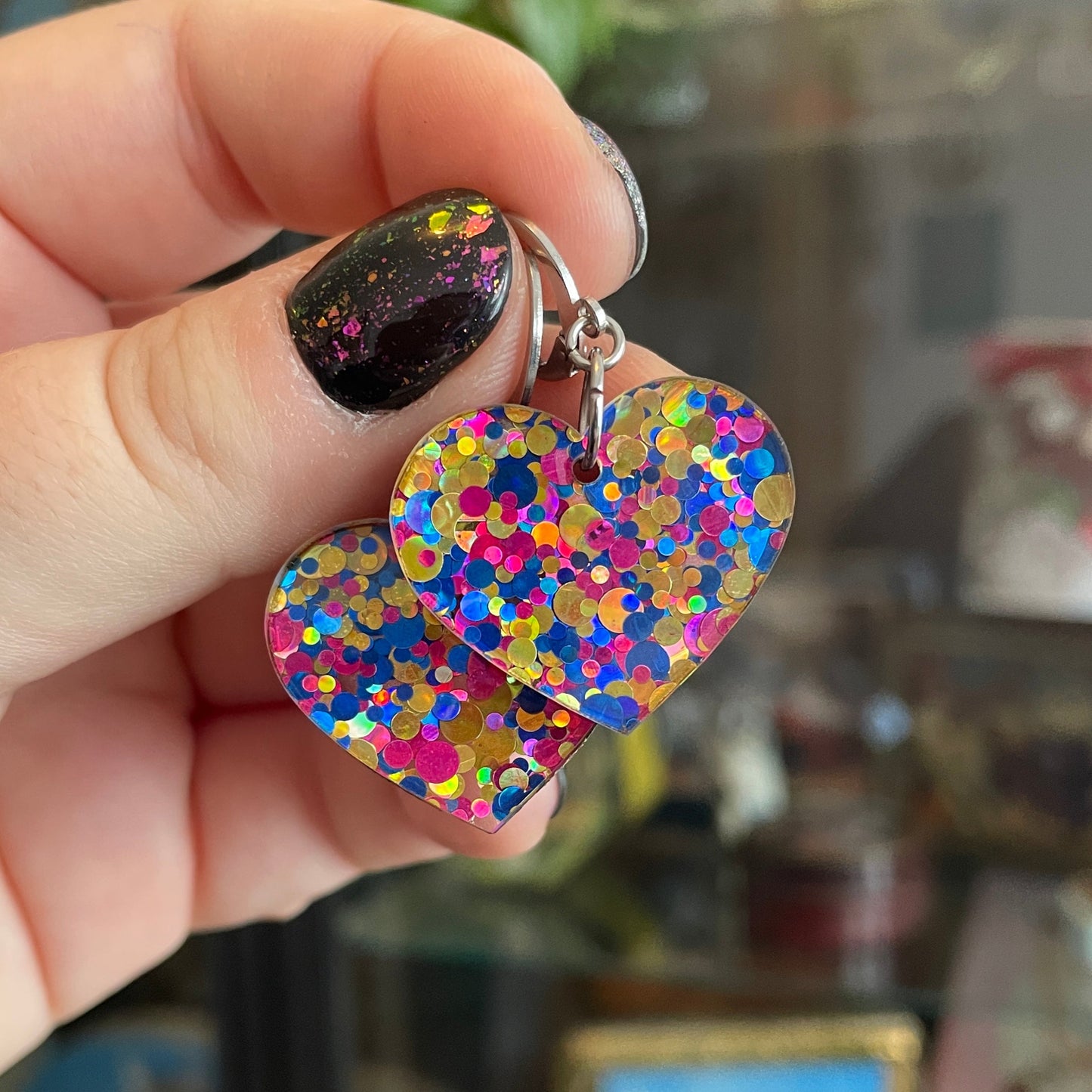 Petites boucles d'oreilles coeurs pendantes en acrylique à pois bleus, jaunes et roses