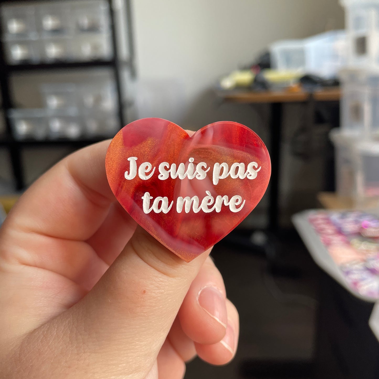 [CONTRÔLE TECHNIQUE] Broche "Je suis pas ta mère" en acrylique marbrée rouge, blanche et dorée