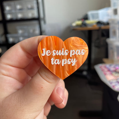 [CONTRÔLE TECHNIQUE] Broche "Je suis pas ta psy" en acrylique marbrée orange