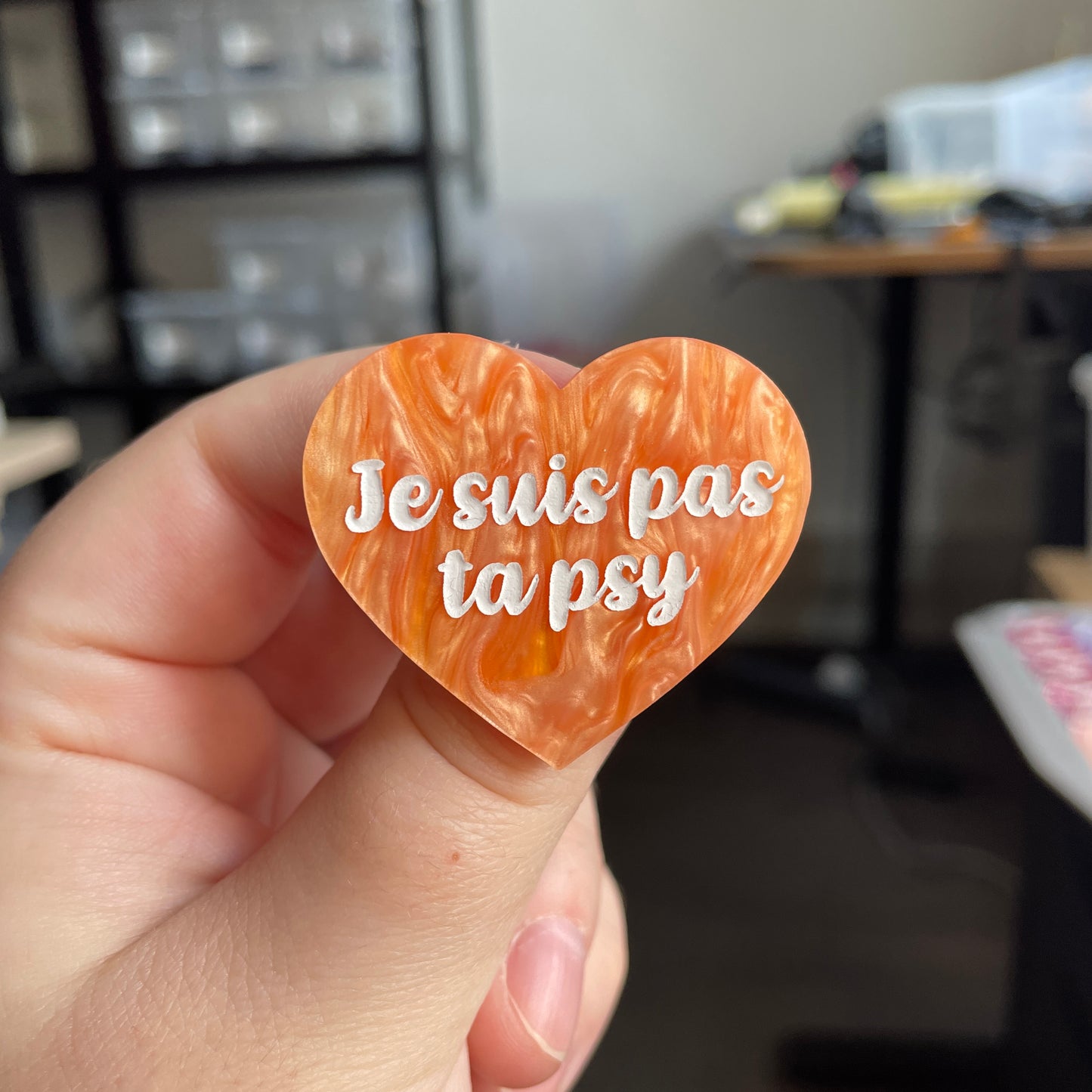 [CONTRÔLE TECHNIQUE] Broche "Je suis pas ta psy" en acrylique marbrée orange