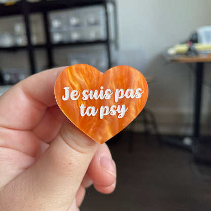 [CONTRÔLE TECHNIQUE] Broche "Je suis pas ta psy" en acrylique marbrée orange