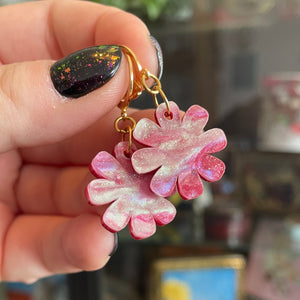Petites boucles d'oreilles fleurs pendantes en acrylique japonaise marbrée rose et blanche à paillettes