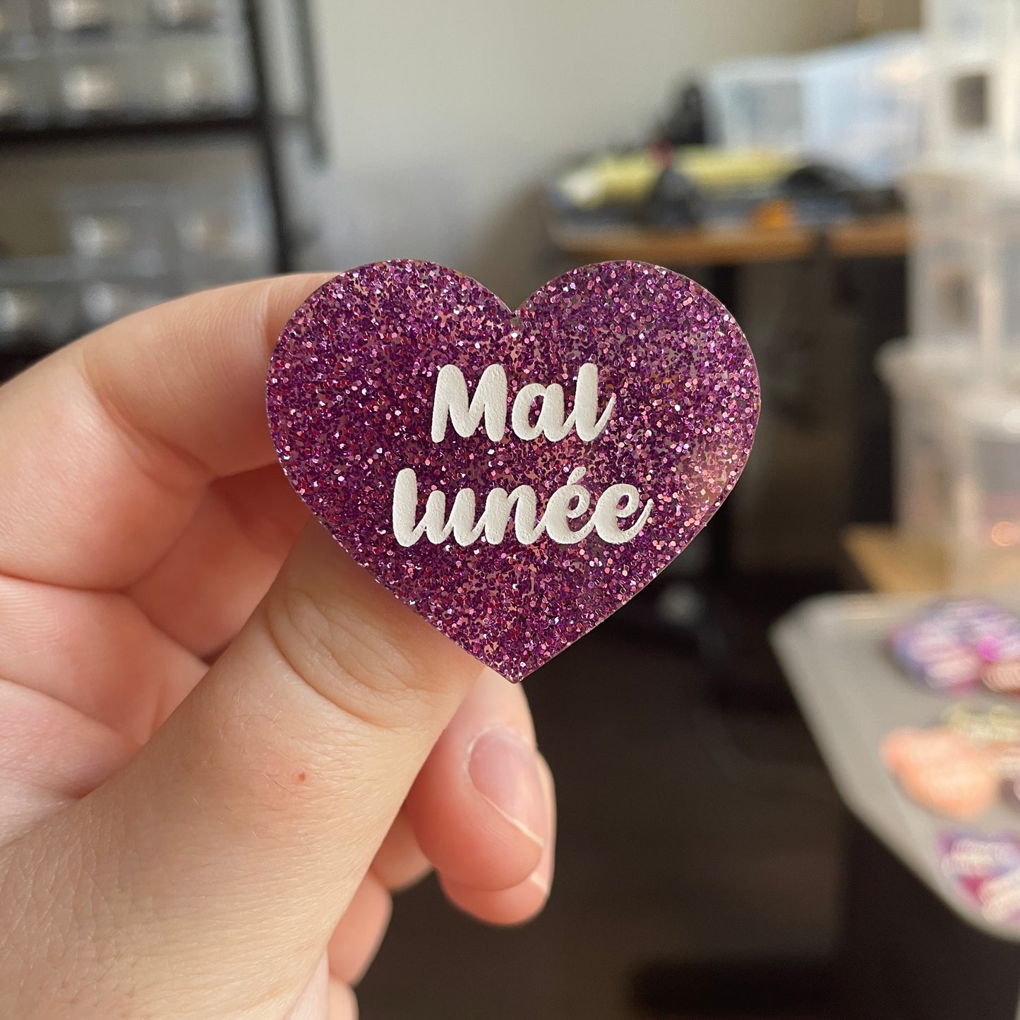[CONTRÔLE TECHNIQUE] Broche "Mal lunée" en acrylique à paillettes violettes