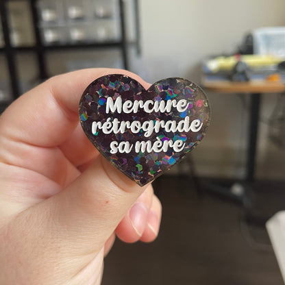 [CONTRÔLE TECHNIQUE] Broche "Mercure rétrograde sa mère" en acrylique semi-transparente avec des confettis noirs