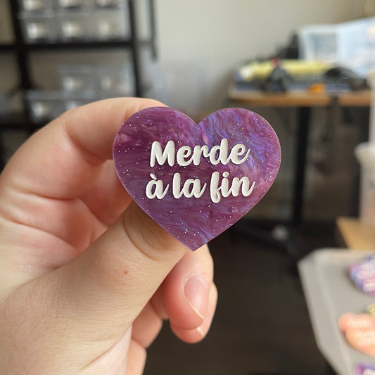 [CONTRÔLE TECHNIQUE] Broche "Merde à la fin" en acrylique marbrée violette à paillettes