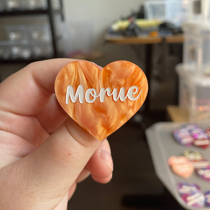 [CONTRÔLE TECHNIQUE] Broche "Morue" en acrylique marbrée orange