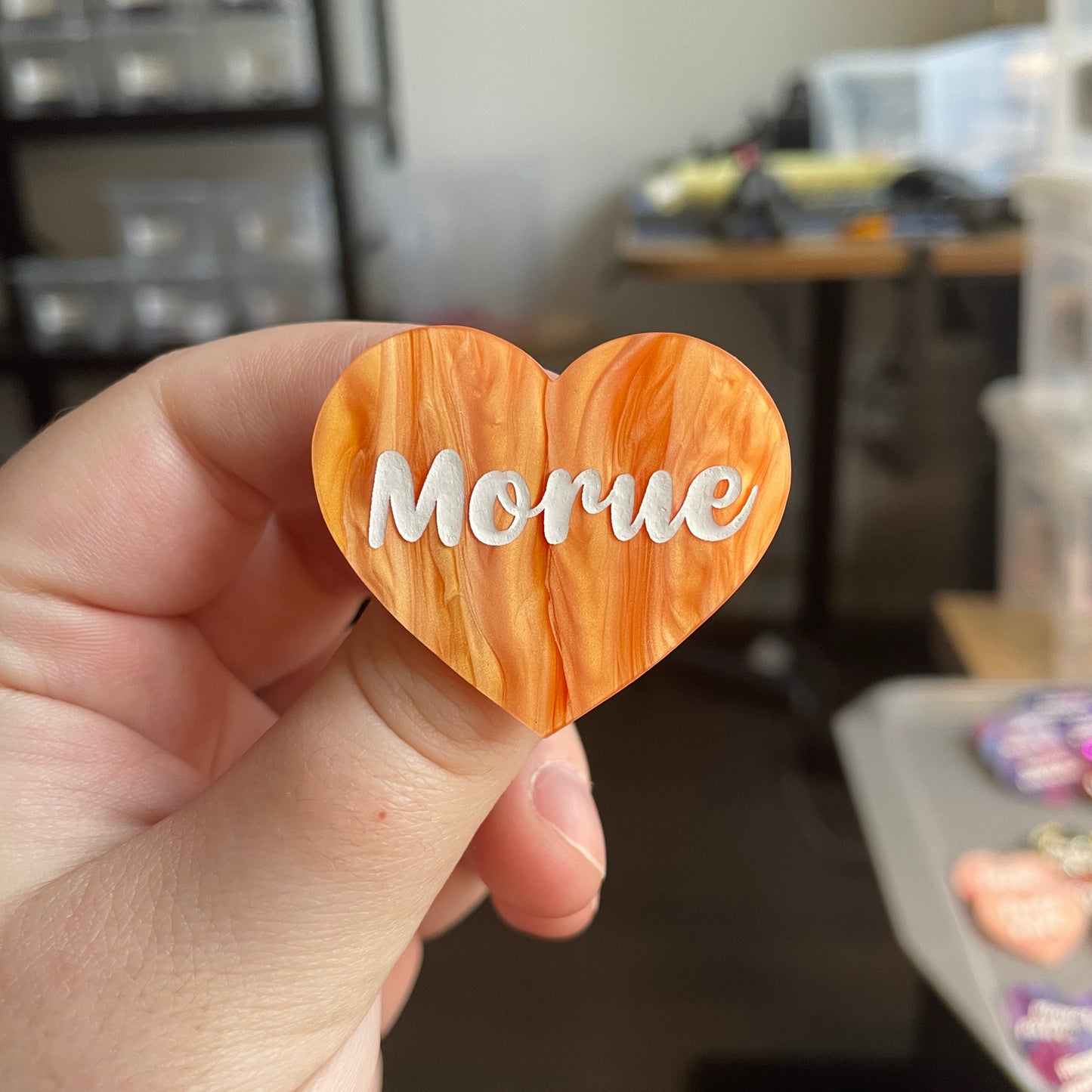 [CONTRÔLE TECHNIQUE] Broche "Morue" en acrylique marbrée orange