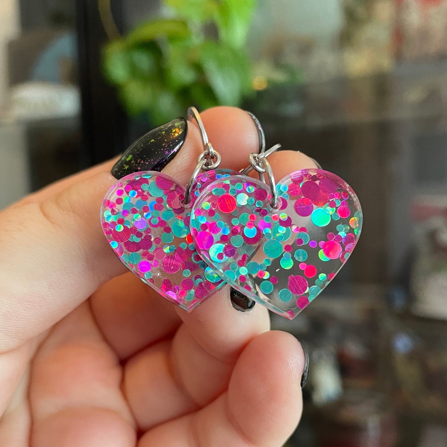 Petites boucles d'oreilles coeurs pendantes en acrylique transparente à pois bleus et roses