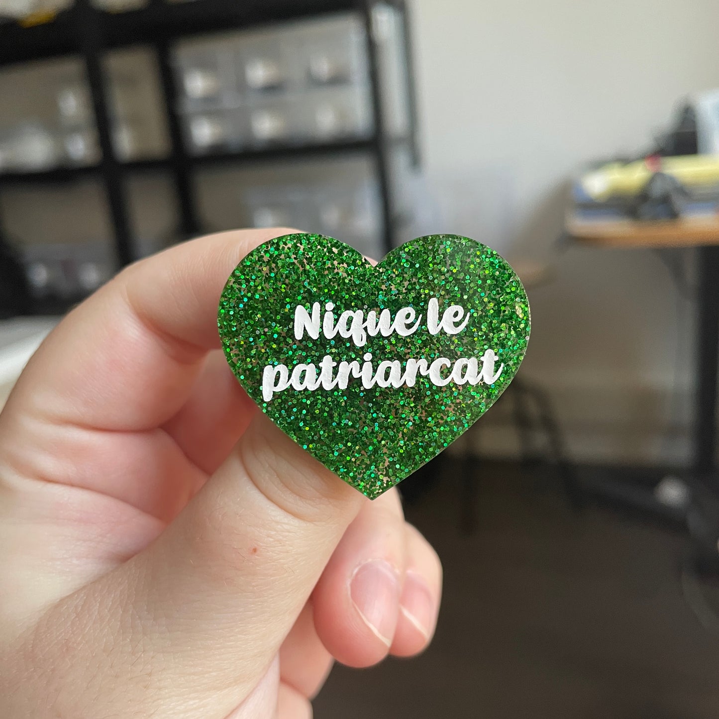 [CONTRÔLE TECHNIQUE] Broche "Nique le patriarcat" en acrylique à paillettes vertes