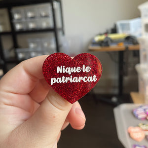 [CONTRÔLE TECHNIQUE] Broche "Nique le patriarcat" en acrylique à paillettes rouges
