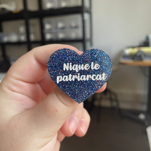 [CONTRÔLE TECHNIQUE] Broche "Nique le patriarcat" en acrylique à paillettes bleues et argentées