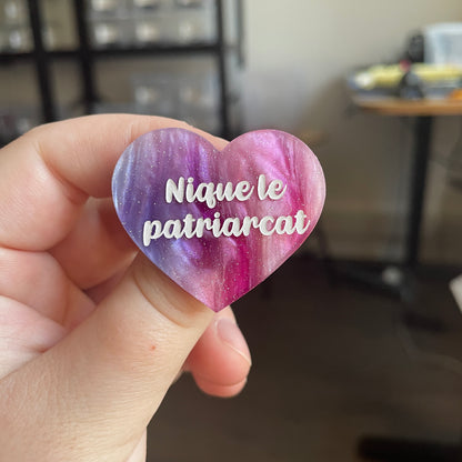[CONTRÔLE TECHNIQUE] Broche "Nique le patriarcat" en acrylique marbrée bleue, rose et blanche à paillettes
