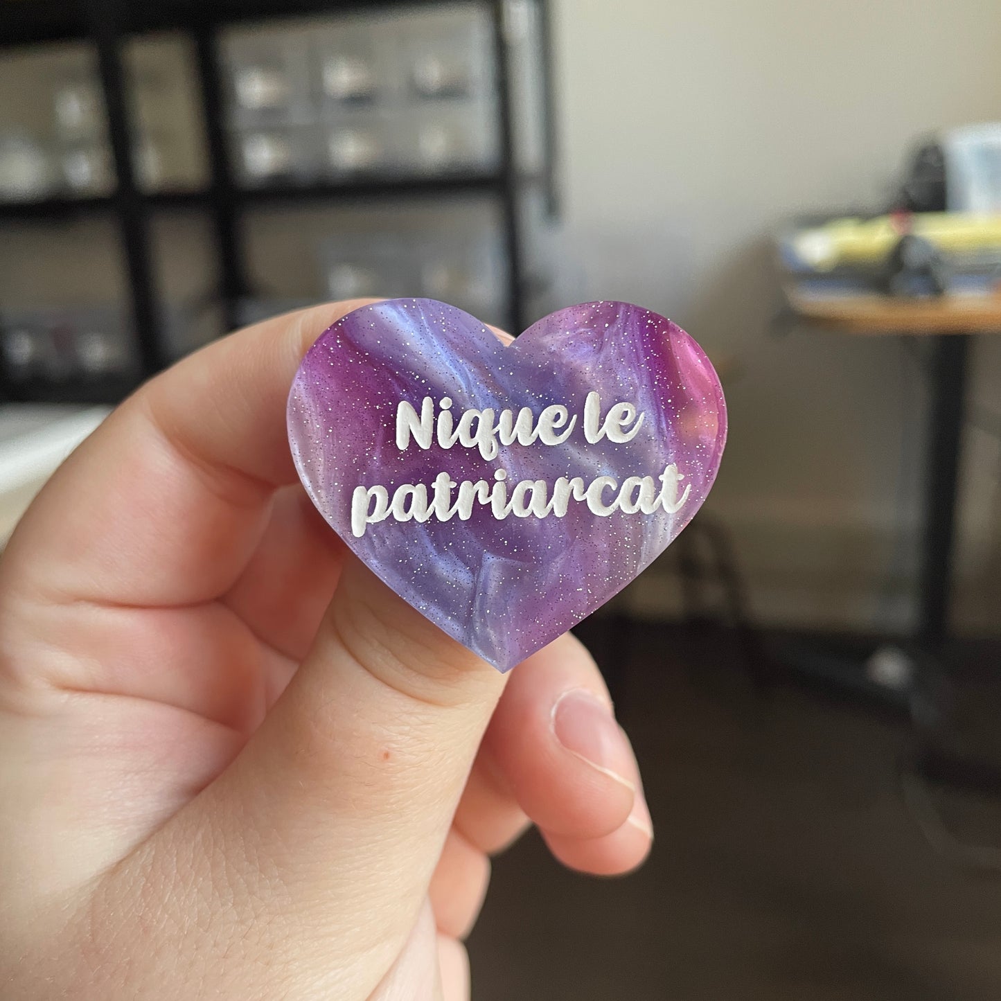 [CONTRÔLE TECHNIQUE] Broche "Nique le patriarcat" en acrylique marbrée bleue, rose et blanche à paillettes