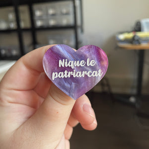 [CONTRÔLE TECHNIQUE] Broche "Nique le patriarcat" en acrylique marbrée bleue, rose et blanche à paillettes