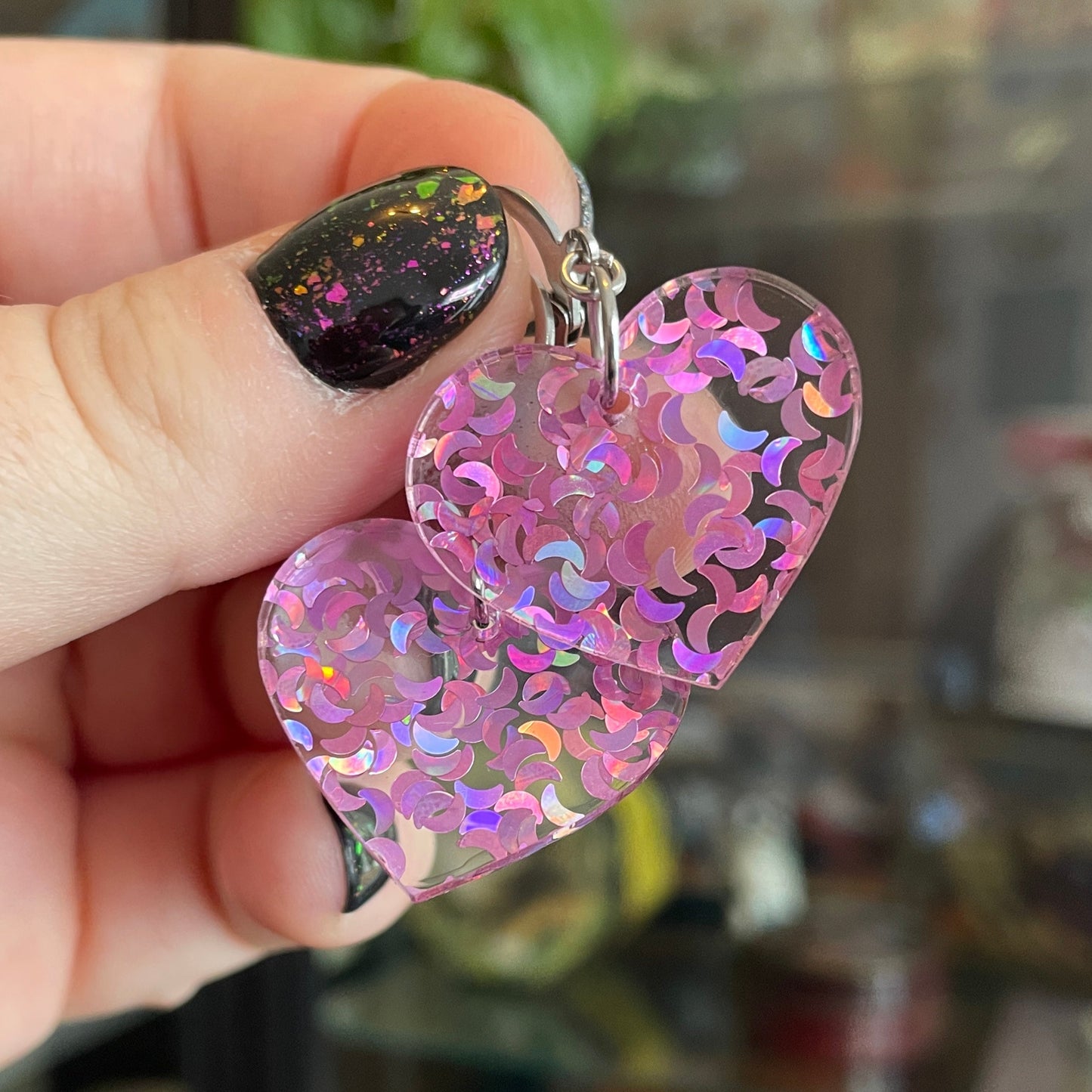 Petites boucles d'oreilles coeurs pendantes en acrylique transparente avec des confettis lunes roses holographiques