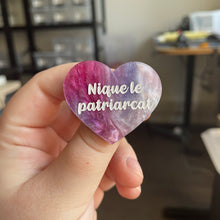 Charger l&#39;image dans la galerie, [CONTRÔLE TECHNIQUE] Broche &quot;Nique le patriarcat&quot; en acrylique marbrée bleue, rose et blanche à paillettes
