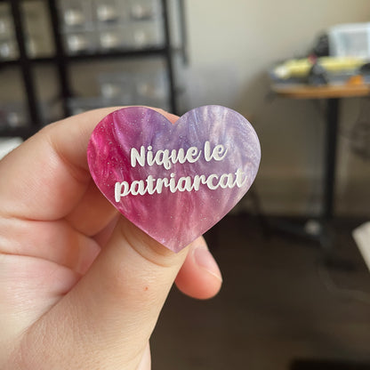 [CONTRÔLE TECHNIQUE] Broche "Nique le patriarcat" en acrylique marbrée bleue, rose et blanche à paillettes