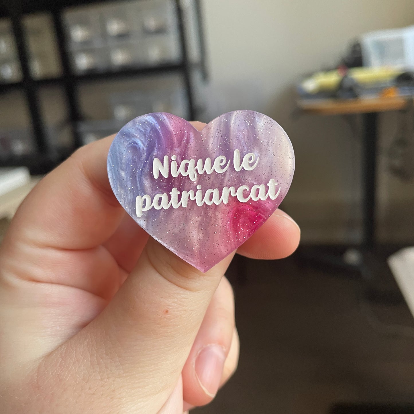 [CONTRÔLE TECHNIQUE] Broche "Nique le patriarcat" en acrylique marbrée bleue, rose et blanche à paillettes