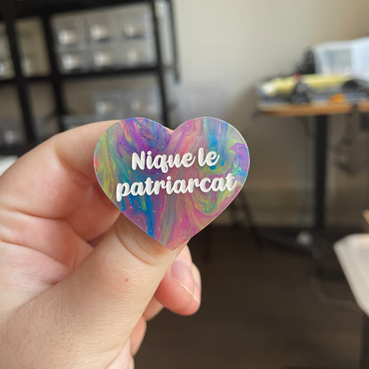 [CONTRÖLE TECHNIQUE] Broche "Nique le patriarcat" en acrylique semi-transparente marbrée multicolore