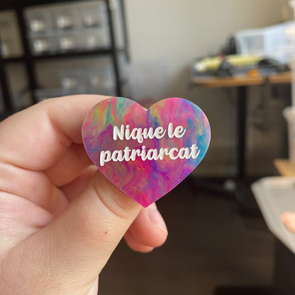 [CONTRÖLE TECHNIQUE] Broche "Nique le patriarcat" en acrylique semi-transparente marbrée multicolore