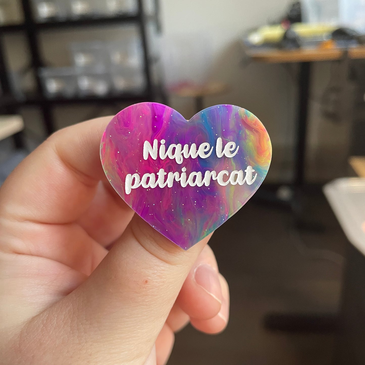 [CONTRÖLE TECHNIQUE] Broche "Nique le patriarcat" en acrylique semi-transparente marbrée multicolore