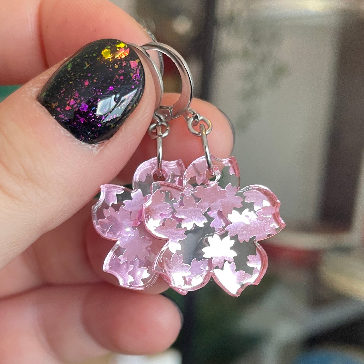 Petites boucles d'oreilles fleurs pendantes en acrylique transparente avec des confettis fleurs de cerisiers