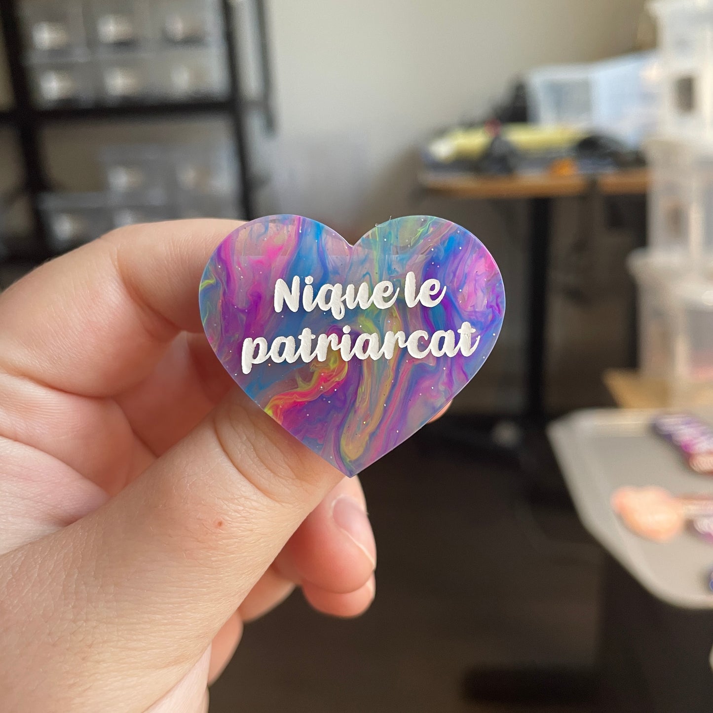 [CONTRÖLE TECHNIQUE] Broche "Nique le patriarcat" en acrylique semi-transparente marbrée multicolore