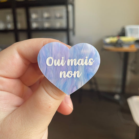 [CONTRÔLE TECHNIQUE] Broche "Oui mais non" en acrylique marbrée bleue, blanche et violet