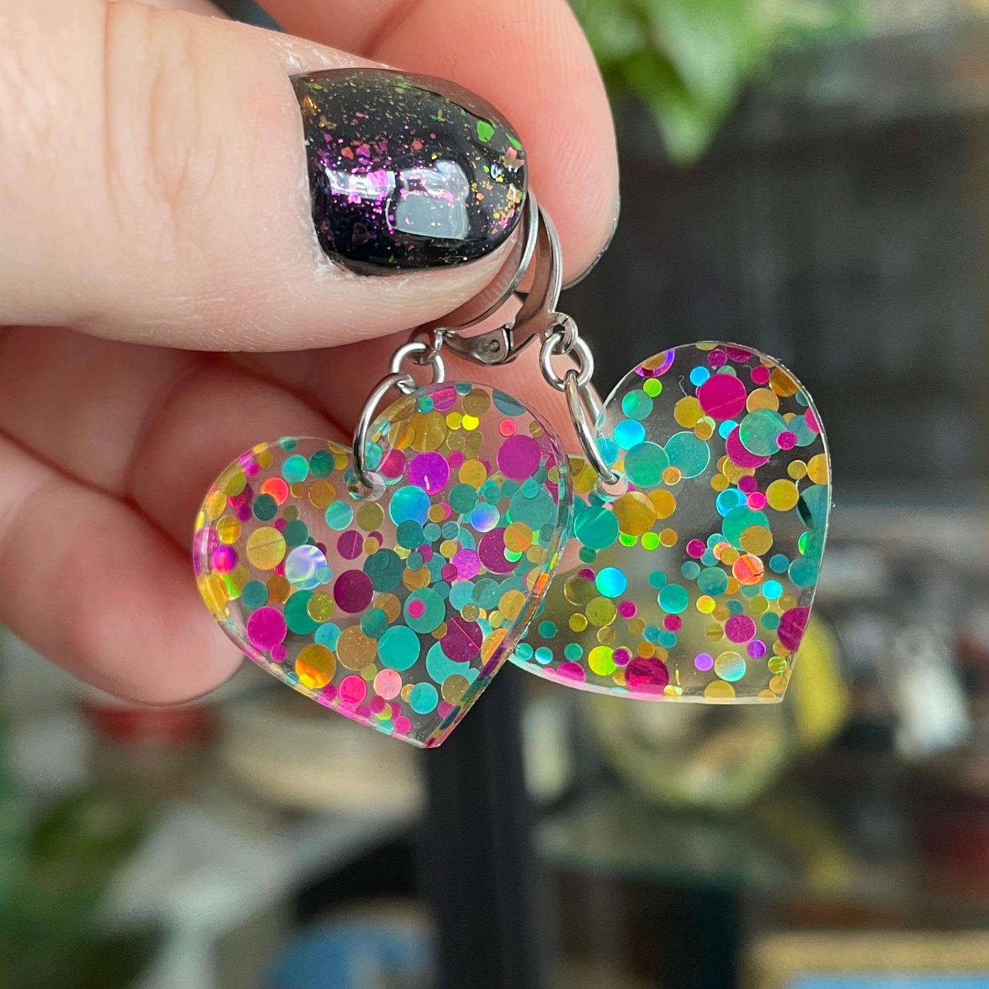 Petites boucles d'oreilles coeurs pendantes en acrylique transparente à pois bleus, jaunes et roses