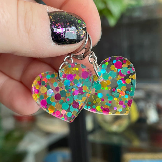 Petites boucles d'oreilles coeurs pendantes en acrylique transparente à pois bleus, jaunes et roses