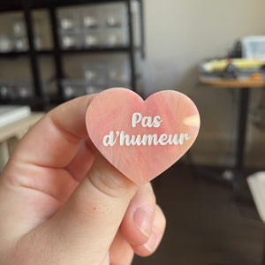 [CONTRÔLE TECHNIQUE] Broche "Pas d'humeur" en acrylique marbrée corail et jaune à paillettes
