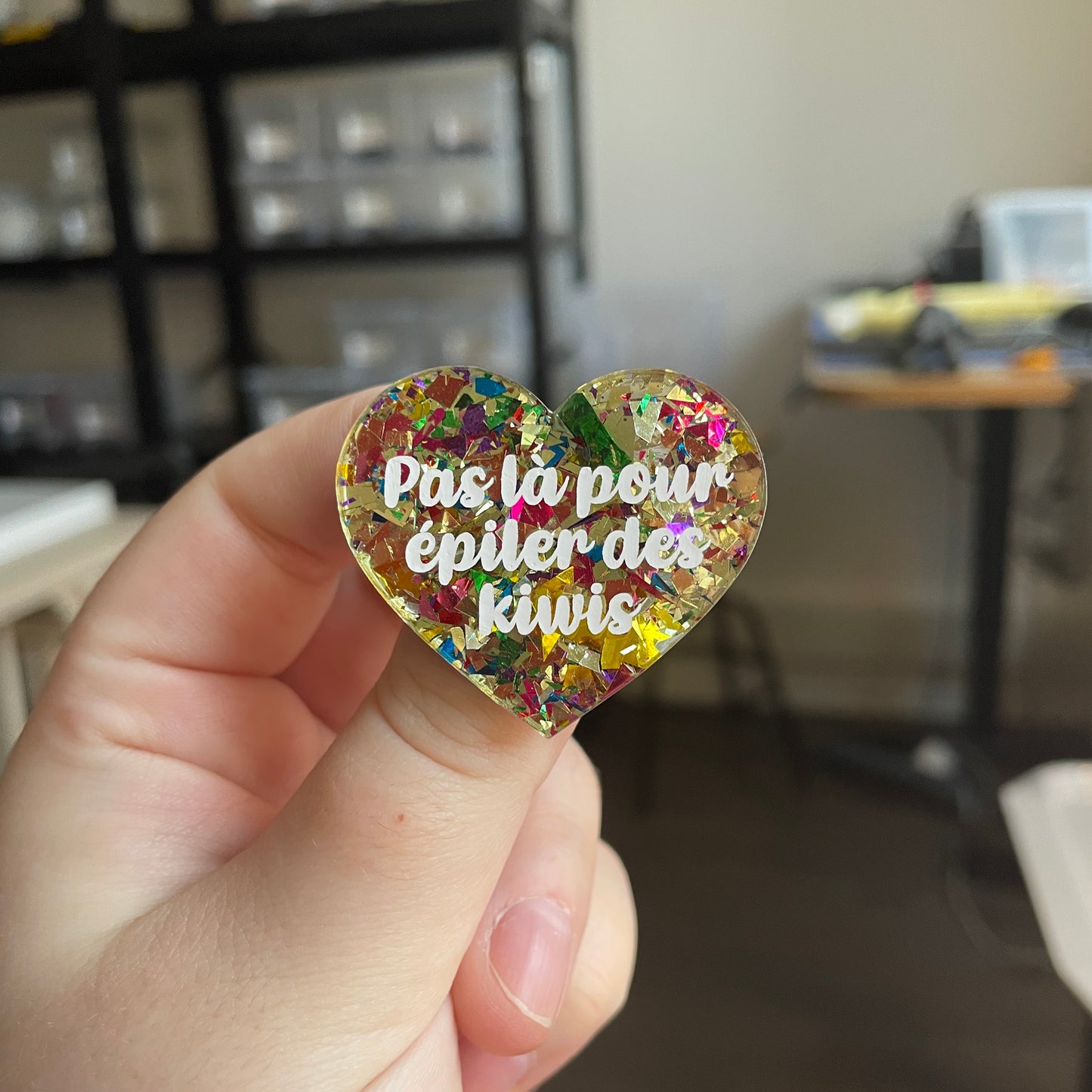 [CONTRÔLE TECHNIQUE] Broche "Pas là pour épiler des kiwis" en acrylique transparente avec des gros confettis jaunes et multicolores