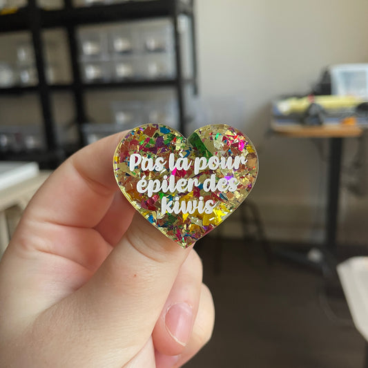 [CONTRÔLE TECHNIQUE] Broche "Pas là pour épiler des kiwis" en acrylique transparente avec des gros confettis jaunes et multicolores