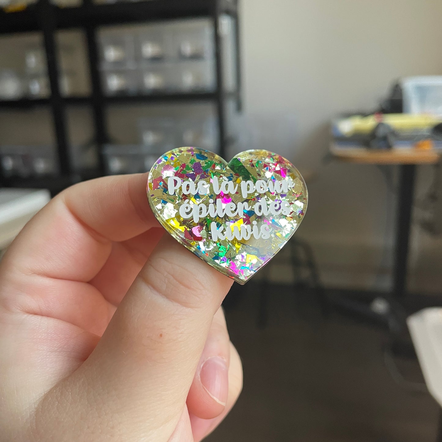 [CONTRÔLE TECHNIQUE] Broche "Pas là pour épiler des kiwis" en acrylique transparente avec des gros confettis jaunes et multicolores
