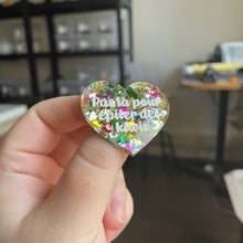 Charger l&#39;image dans la galerie, [CONTRÔLE TECHNIQUE] Broche &quot;Pas là pour épiler des kiwis&quot; en acrylique transparente avec des gros confettis jaunes et multicolores