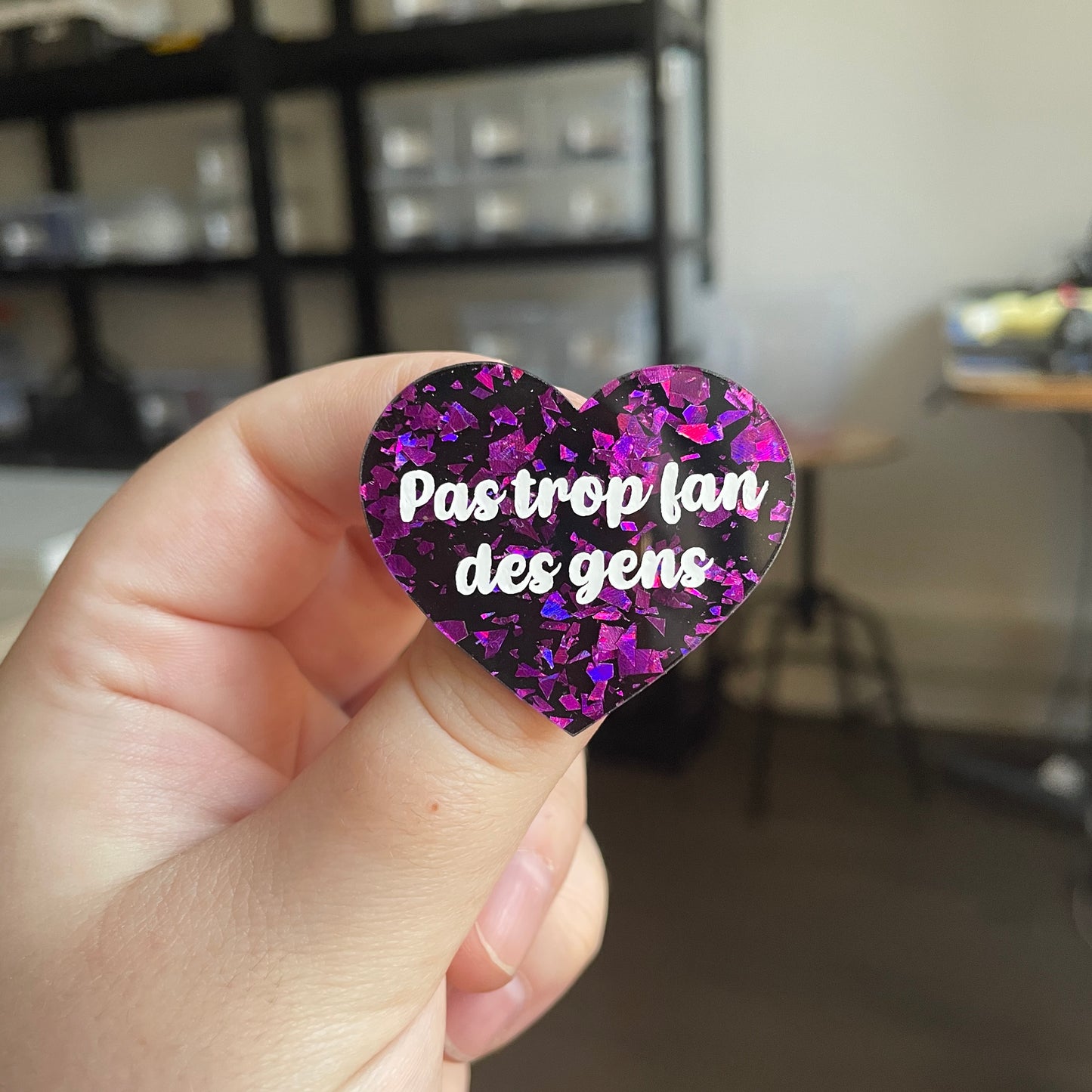 [CONTRÔLE TECHNIQUE] Broche "Pas trop fan des gens" en acrylique noire avec des éclats de confettis violets