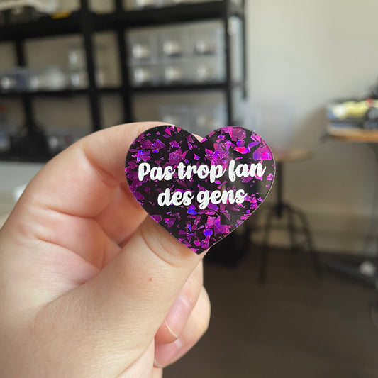 [CONTRÔLE TECHNIQUE] Broche "Pas trop fan des gens" en acrylique noire avec des éclats de confettis violets