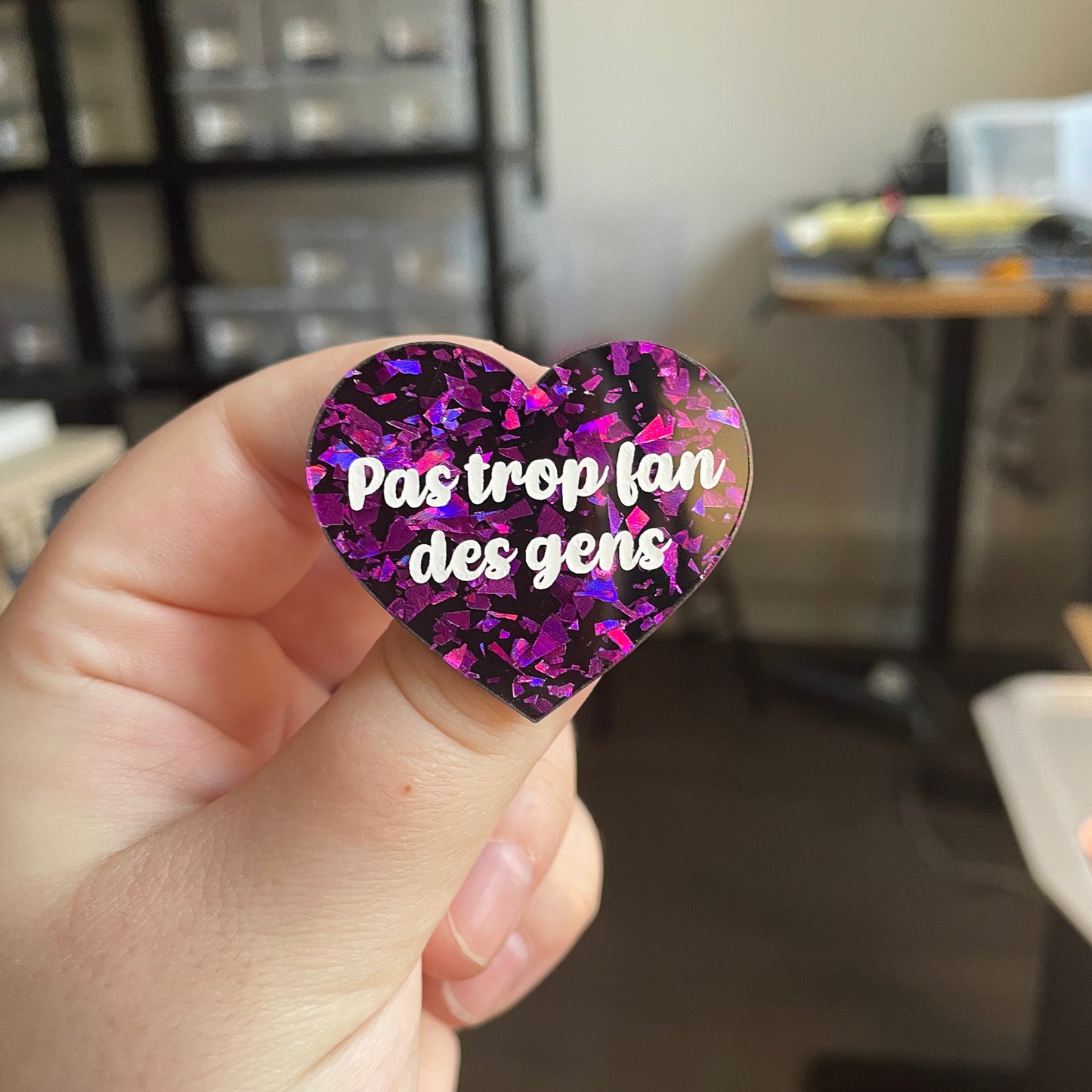 [CONTRÔLE TECHNIQUE] Broche "Pas trop fan des gens" en acrylique noire avec des éclats de confettis violets