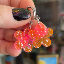 Charger l&#39;image dans la galerie, Petites boucles d&#39;oreilles fleurs pendantes en acrylique transparente et texturée orange fluo