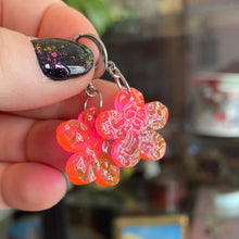 Charger l&#39;image dans la galerie, Petites boucles d&#39;oreilles fleurs pendantes en acrylique transparente et texturée orange fluo