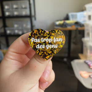 [CONTRÔLE TECHNIQUE] Broche "Pas trop fan des gens" en acrylique noire avec des éclats de confettis dorés