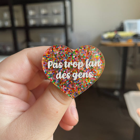 [CONTRÔLE TECHNIQUE] Broche "Pas trop fan des gens" en acrylique avec des pois multicolores