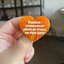 Charger l&#39;image dans la galerie, [CONTRÔLE TECHNIQUE] Broche &quot;Passion : commencer plein de trucs, ne rien finir&quot; en acrylique marbrée orange et dorée à paillettes